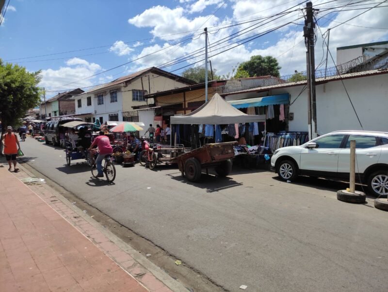 Vendedores Ambulantes Invaden Calle Cercana Al Mercado Central De