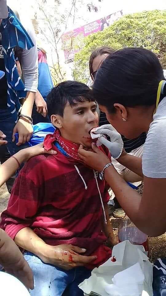 La imagen puede contener: 1 persona, sentado y exterior